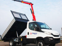 Noleggio autocarro ribaltabile Iveco con gru