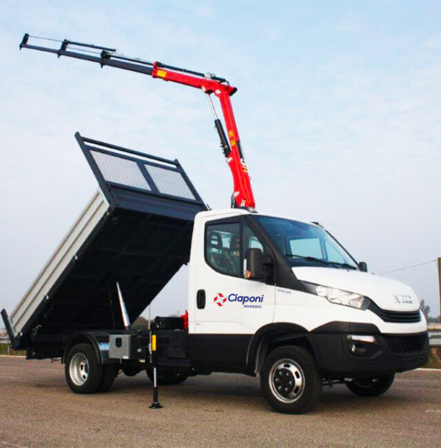 Noleggio autocarro ribaltabile Iveco con gru